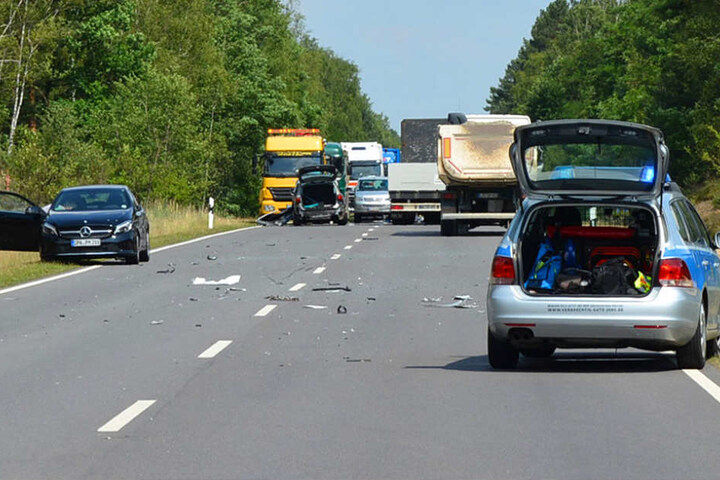 Die Straße ist immer noch voll gesperrt.