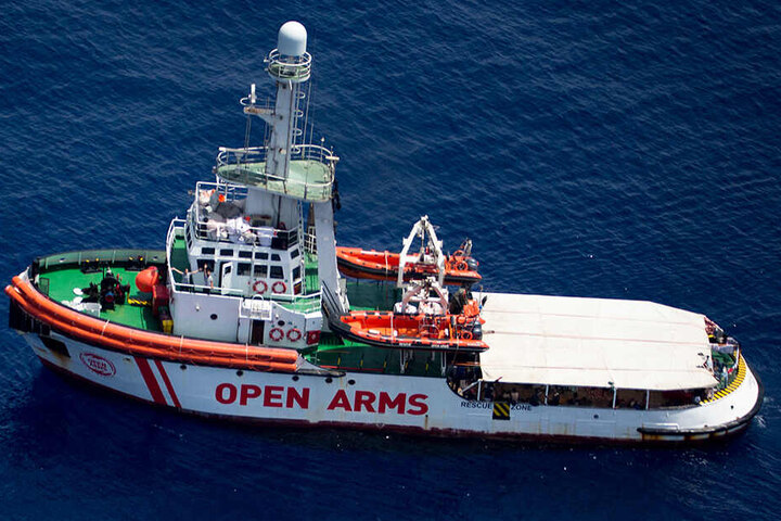 Das Rettungsschiff "Open Arms" der Hilfsorganisation Proactiva Open Arms liegt im Mittelmeer vor der Küste der Insel Lampedusa.