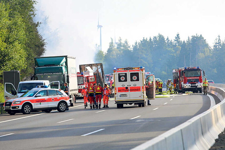 Rettungsassistent Thorsten Ullrich (44, links laufend) versorgte Opfer am Unglücksort.