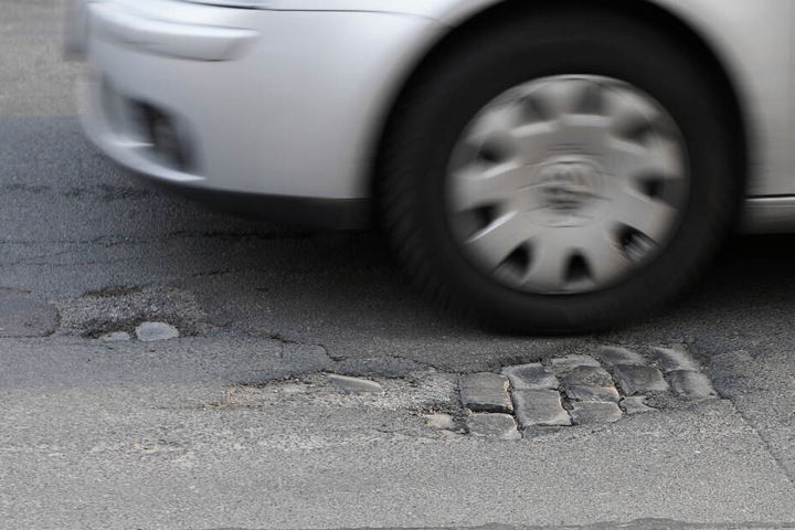 Die Fahrbahn weist erhebliche Schäden auf, deshalb soll die Brücke grundsaniert werden. (Symbolbild)