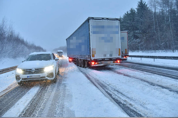 Trotz verschneiter Straße versuchen Lasterfahrer noch zu überholen.