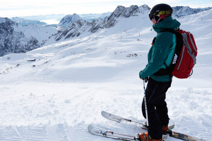 Skifahrer und Snowboarder können auf der Zugspitze am Freitag ihre ersten Schwünge ziehen. (Archivbild)