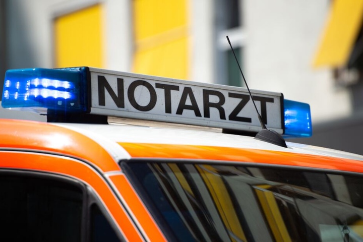 Der Notarzt konnte nichts mehr für den 18-Jährigen tun. (Symbolbild)