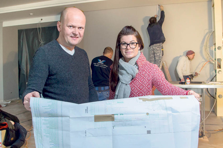 Carsten Rühle (48) und seine Frau Carolin (37) vergleichen den Fortschritt der Bauarbeiten mit dem Bauplan.