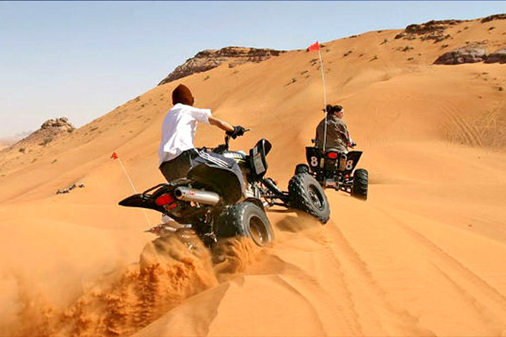 Auch fern ab der Stadt hat Dubai mega viel zu bieten: Wie wäre es mit einer Offroad-Tour durch die Wüste?