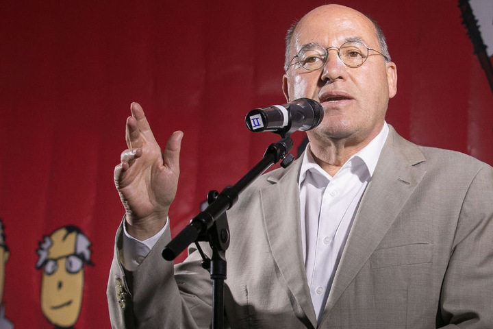 Ursprünglich für 18 Uhr angekündigt, stieg Gysi erst gegen 19.30 Uhr auf das
Podium am Neustädter Markt.