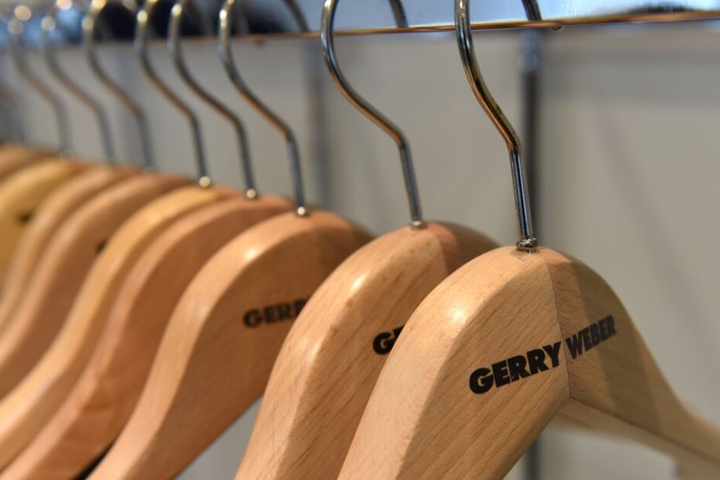 Bei Gerry Weber hängen bereits leere Kleiderbügel - das Unternehmen ist insolvent.