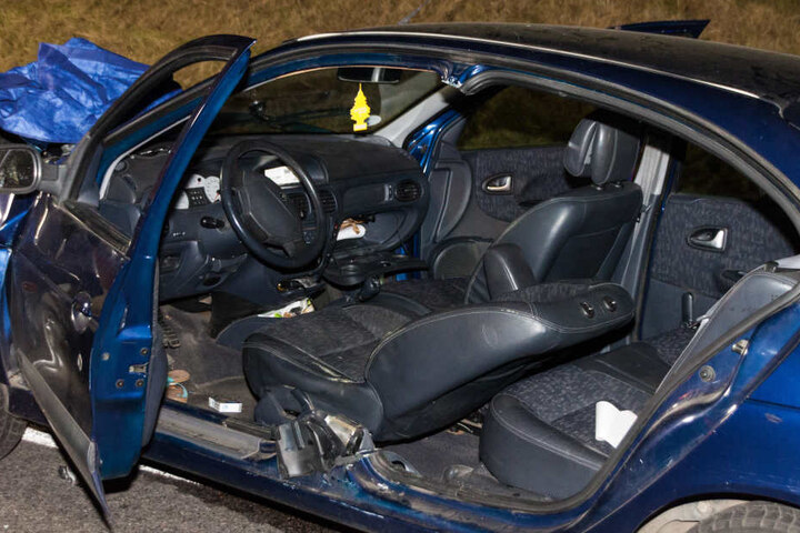 Eine eingeklemmte Person musste von der Feuerwehr aus dem Wagen befreit werden.