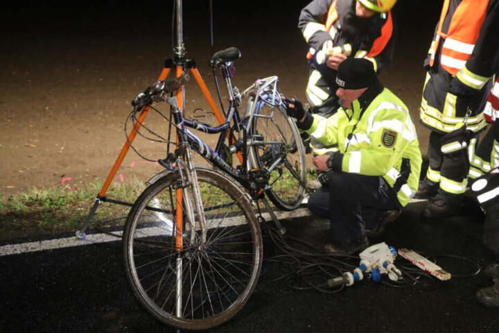 Die Beamten untersuchen das Fahrrad. Es wird nun geprüft, ob das Licht nicht ordnungsgemäß funktioniert hat.