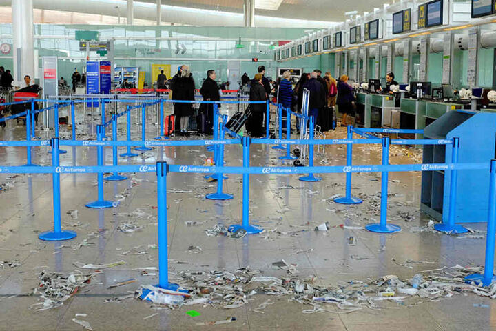 Im Flughafen El Prat in Barcelona sieht es aus wie auf einer Müllhalde.