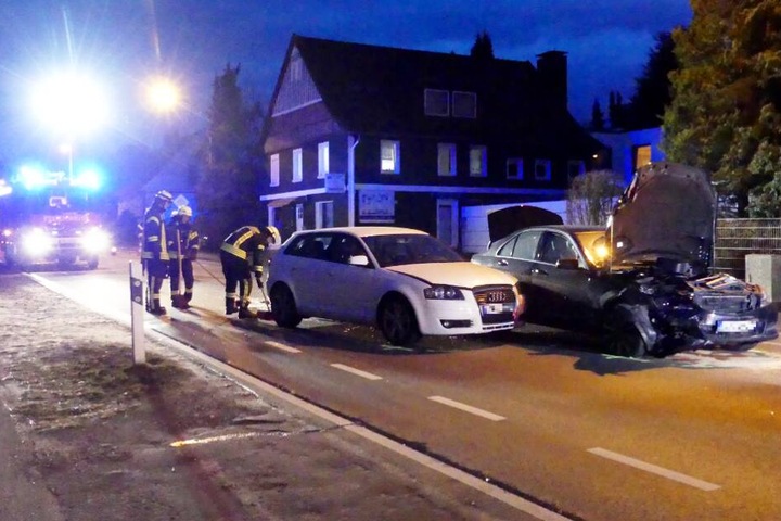 Beide Autos mussten nach dem Crash mit Totalschaden abgeschleppt werden.