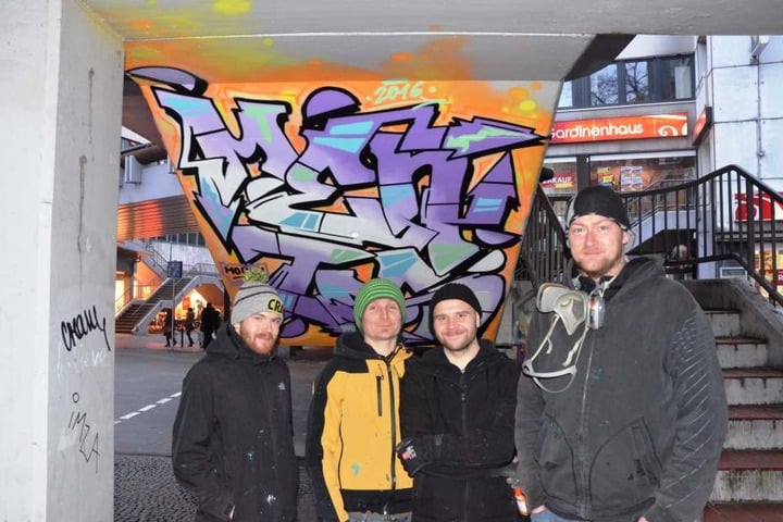 Auch die Graffiti-Künstler Alex, Lukas Michalski, Dima und Fiete (von links) haben bei der Verschönerung mitgemacht.
