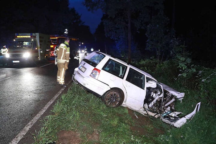 Wie durch ein Wunder konnte sich der Fahrer selbst aus dem Wrack befreien.