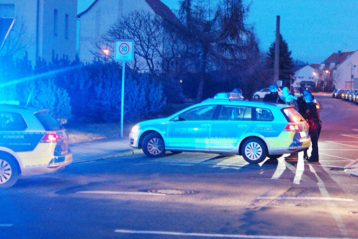 Die Einsatzkräfte riegelten die ganze Straße ab.
