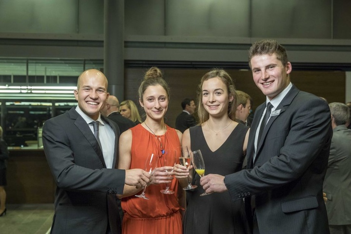 Franz Anton, Rebekka Anton, Julia Küchler und Tom Liebscher (v.l.n.r.) stoßen auf einen aufregenden Abend an.