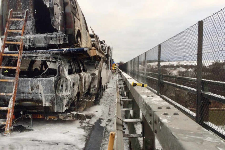 Der Brand des Autotransporters auf der Autobahn 3 sorgte für einen erheblichen Schaden.