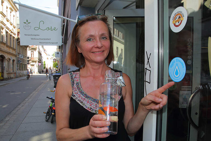 Berit Heller (49) ist eine der rund 20 Ladeninhaber in Dresden, die sich am "Refill"-Projekt beteiligen. Bei ihr gibt's Wasser für alle - kostenlos.
