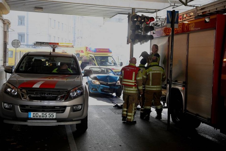 Das Auto sowie die Ampel wurden beschädigt.