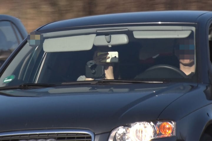 Sie können es nicht lassen: Trotz des Unfall-Chaos auf der A4 wird aus den vorbei fahrenden Autos noch munter geknipst.