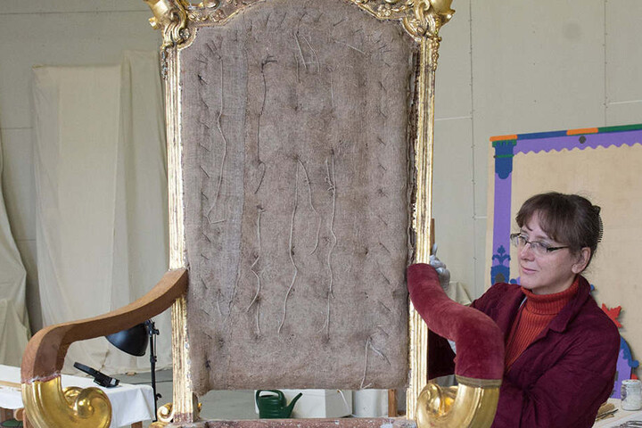 Aus Lindenholz geschnitzt, mit Samt bezogen, vergoldete Silberfäden - der
Audienzstuhl August des Starken blieb erhalten. Restauratorin Sylvia Putzschke
begutachtete das Schmuckstück.