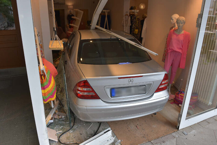 Das Auto steht mitten im Einkaufsgeschäft.