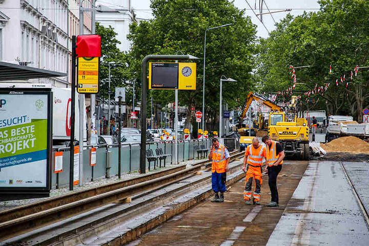 Arbeiter begutachten die Baustelle.