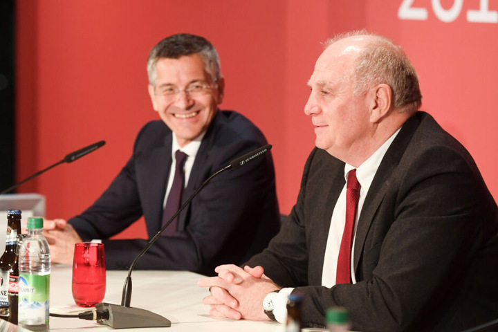 Herbert Hainer (l), neuer Präsident des FC Bayern, und Uli Hoeneß, ehemaliger Präsident des FC Bayern, geben nach der Jahreshauptversammlung eine Pressekonferenz.
