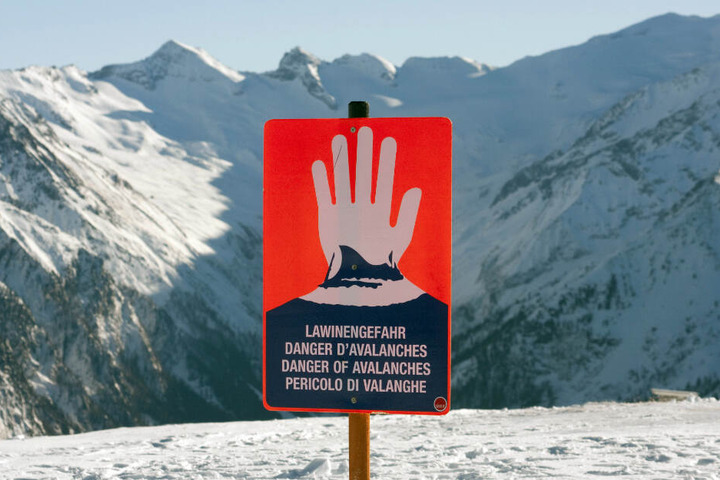 Auf einem Schild wird auf die Lawinengefahr hingewiesen. (Symbolbild)