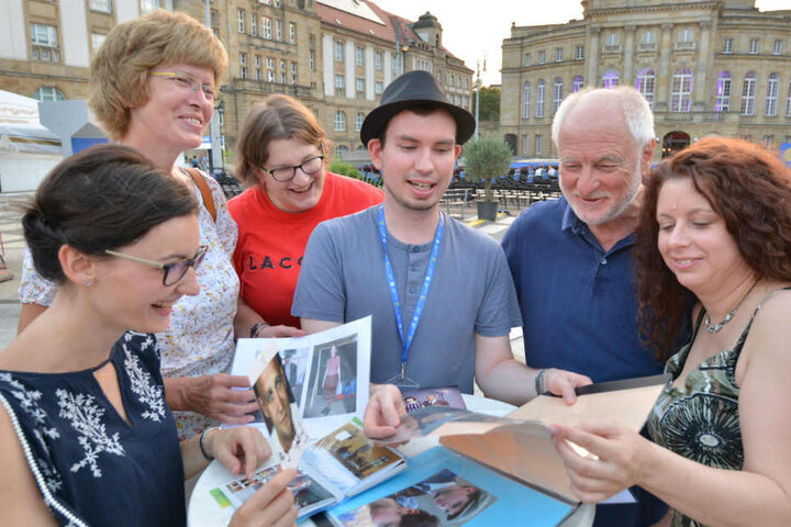 Schwelgen in Erinnerungen an den Dreh im sächsischen Remse: Marlen Häcker (27), Birgit Kempt (54), Michaela Banert (25), Jakob Nützler (30), Klaus Scholze (66) und Sylvia Uhlemann (46).