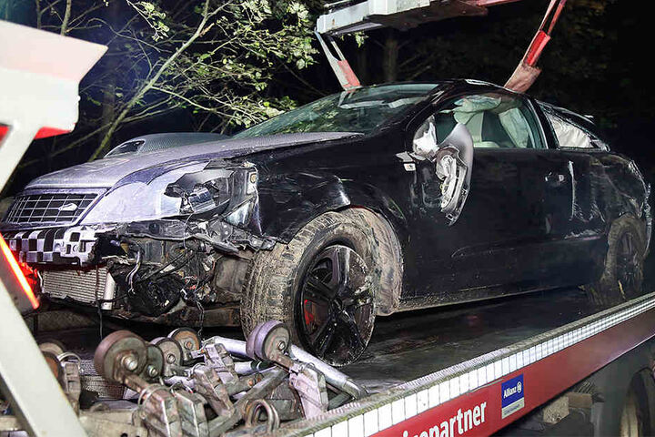 Bei dem Unfall wurde der 18-jährige Fahrer schwer verletzt.