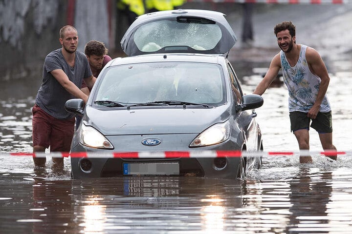 Heftige Gewitter mit Starkregen hat große Teile des Rheinlands lahmgelegt!
