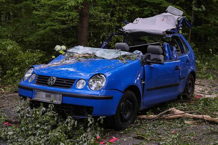 Die Feuerwehr musste den Verunglückten aus seinem Polo herausschneiden.