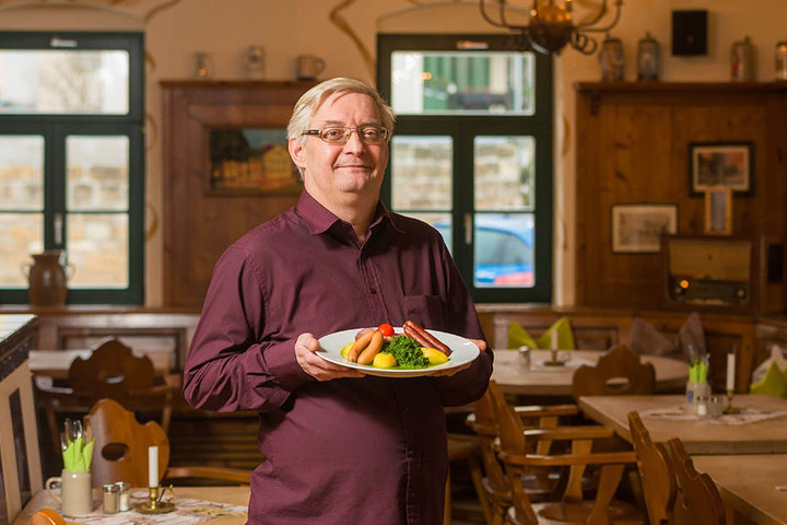 Wirt Uwe Engert (54) serviert neben Rotkohl, Weißkohl und Wirsing auch Grünkohl mit geräucherten Würstchen.