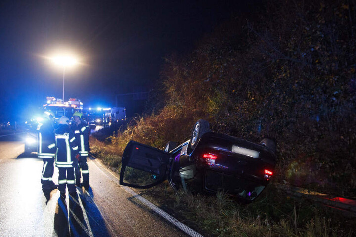 Die Familie konnte sich noch rechtzeitig aus dem Wagen befreien.