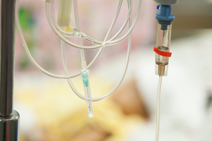 Eine der beiden Frauen wurde schwer verletzt, sie musste stationär in einem Krankenhaus aufgenommen werden. (Symbolbild)