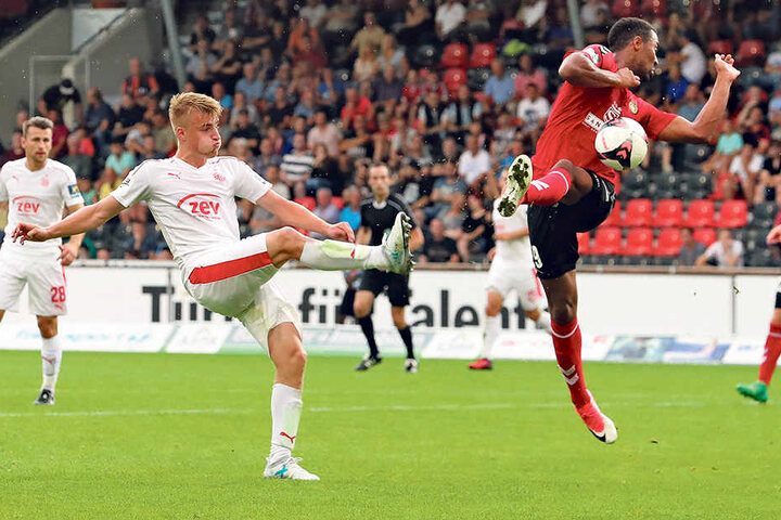 Die Szene, die zum Elfmeter für Zwickau führte: Fridolin Wagner (vorn., l.) schießt Großaspachs Saliou Sané den Ball an den Arm.