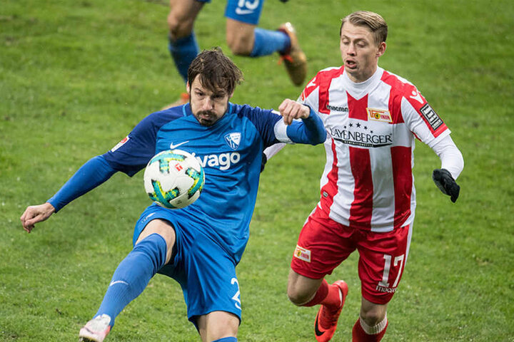 Simon Hedlund (r.) im Zweikampf mit Bochums Kevin Stöger, der vor ihm an den Ball kommt.