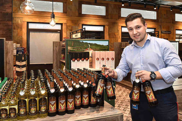 Standortleiter Matthias Mager (27) räumt bereits die Regale im neuen Duty-free-Shop ein.