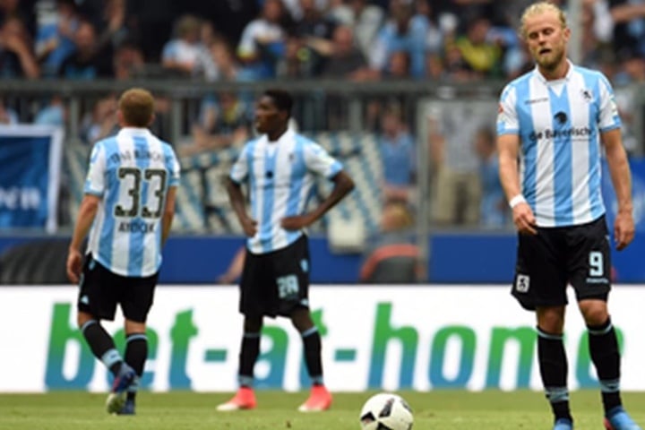 Nach dem Gegentreffer zum 0:2 lassen die Müncher Kicker die Köpfe hängen.