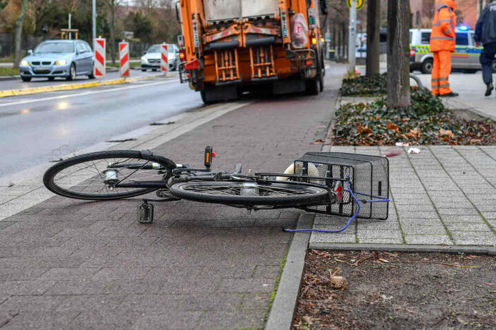 Dabei wurde ein Radfahrer von einem Müllfahrzeug erfasst.