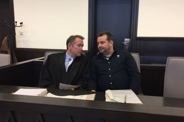 Wilfried W. ist mit seinem Anwalt bereits im Saal.