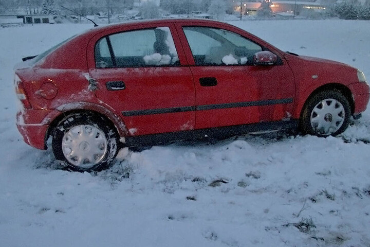 Ein Opelfahrer hat sein Auto nach einem Unfall einfach stehen lassen und ist abgehauen.