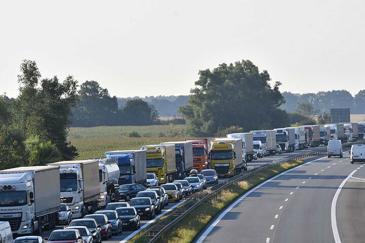 Über zehn Kilometer hat sich bereits der Stau gebildet. Viele Lkw- und Pkw-Fahrer müssen sich noch bis zum Abend gedulden, erst dann soll die Sperrung aufgehoben werden.