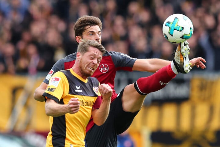 Nürnbergs Tim Leibold (r.) kommt mit dem Fuß vor Andreas Lambertz an den Ball.