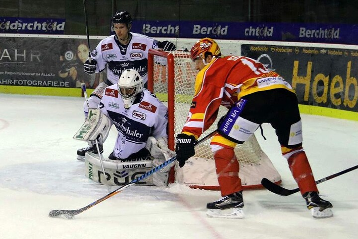 Jeffrey Sweez von Kaufbeuren gegen den Dresdner Goalie Hannibal Weitzmann.