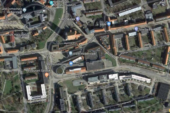 Das Einkaufszentrum Rathauspassage sowie der Bereich um die Kühlinger Straße wird derzeit evakuiert.