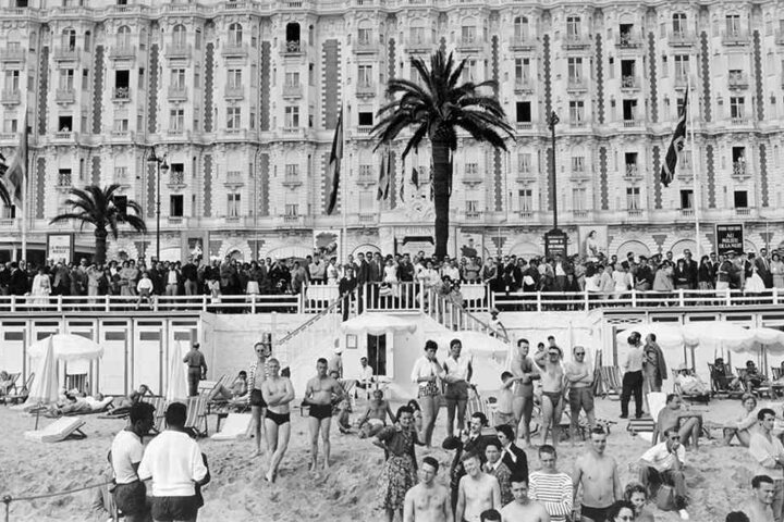 Schaulustige und Fotografen warten am 03.05.1959 am Strand von Cannes vor dem Hotel Carlton während der 12. Internationalen Filmfestspiele auf Stars und Sternchen.