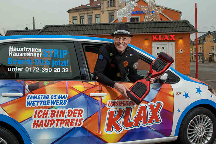 Nachtclub-Chef Wolle Förster im Hauptgewinn: Wer am besten stript, darf den VW Up mit nach Hause nehmen.