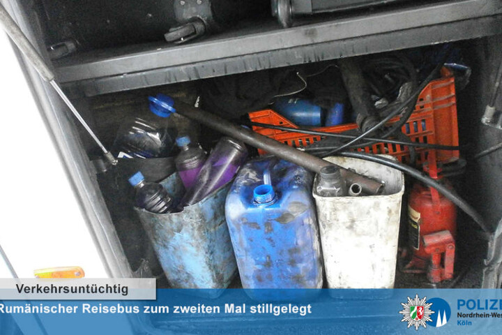 Ein Blick in den gut aufgeräumten Anhänger des Busses.