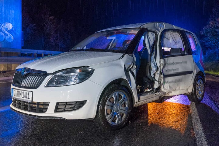 Die Frau wurde in ihrem Fahrzeug eingeklemmt. Die Feuerwehr befreite sie.
